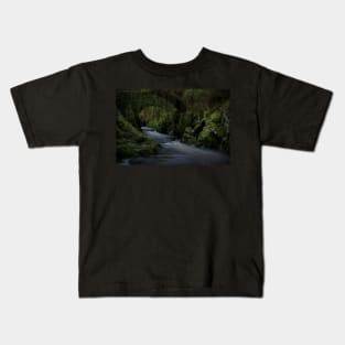 WATER UNDER A ROMAN BRIDGE Kids T-Shirt